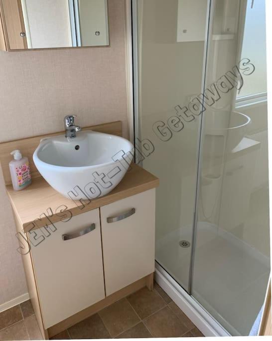 Jems Hot-Tub Getaways 8 Berth At Tattershall Lakes Exterior photo